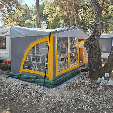 Maison d'hôtes Caravan Near The Sea 2 Ugljan