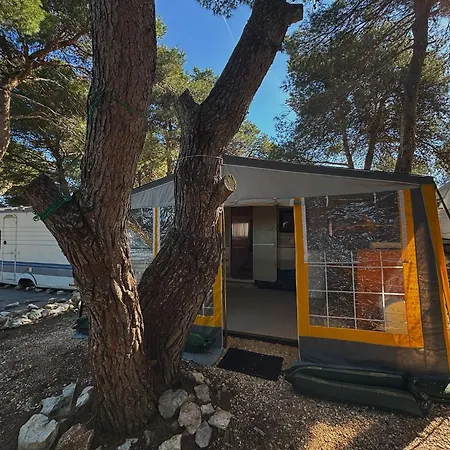 Maison d'hôtes Caravan Near The Sea 2 Ugljan